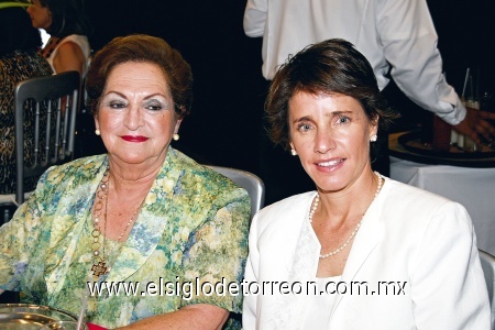 BRINDIS Odilia de García yMarcela de García, en merienda de despedida.