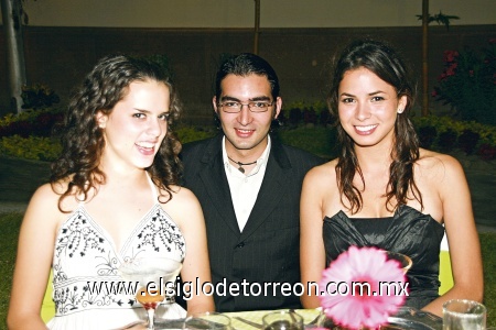 CAMBIO DE MESA DIRECTIVA Brenda Sánchez, Miguel Correa y Cecy Hernández, durante la celebración organizada por los Rotarios.