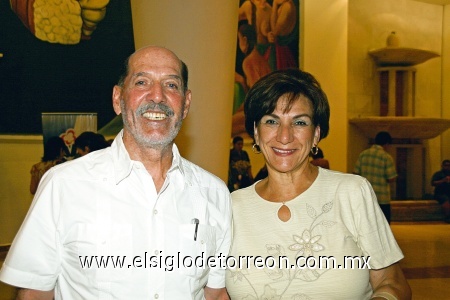 EN PAREJA Hugo y Samia asistieron al teatro.