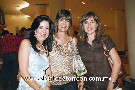 SE DIVIERTEN María Cristina, Cristina y Samia, disfrutando de puesta en escena.