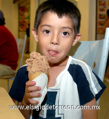 04082009 Alan Tovar, prefiere el helado de chocolate.