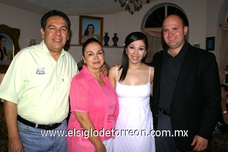 Maru Gardea Romo y Jesús GonzálezMenchaca, acompañados por los padres de la novia Ernesto Gardea González yMaru Romo de Gardea.