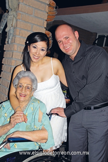 En familia celebraron Maru Gardea Romo y Jesús González Menchaca, con la abuelita de Maru doña Cuca Zozaya de Romo.