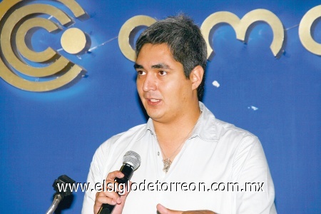 Eduardo Benitez, Director de Boato, durante la campaña a beneficio deMultimujer.