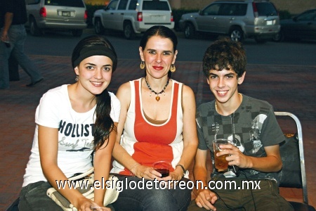 En familia. Adelina, Adelina y Julio.