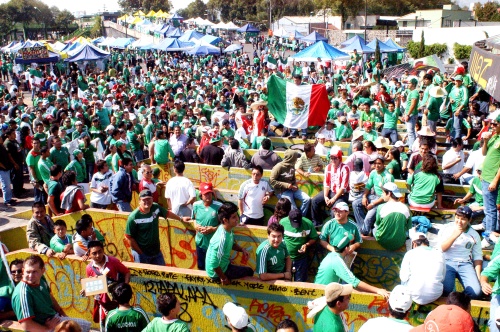 Al estadio, ya han llegado fieles creyentes al Tricolor, de Irapuato, Puebla, Guadalajara, de Mérida, de Monterrey, de casi todas las principales ciudades del país.