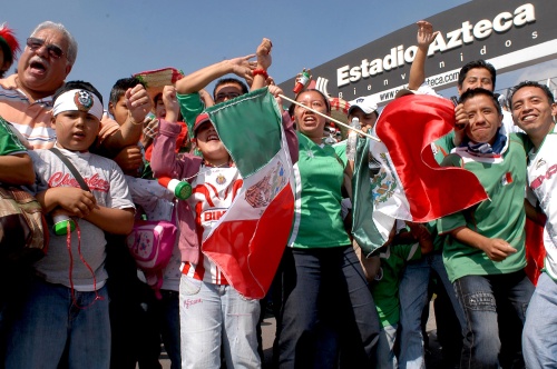 Esteban Castillo, quien desde años acompaña a la Selección Mexicana a donde quiera que juege, con su inconfundible penacho y su tambor, llegó con sus amigos, para apoyar al Tricolor.