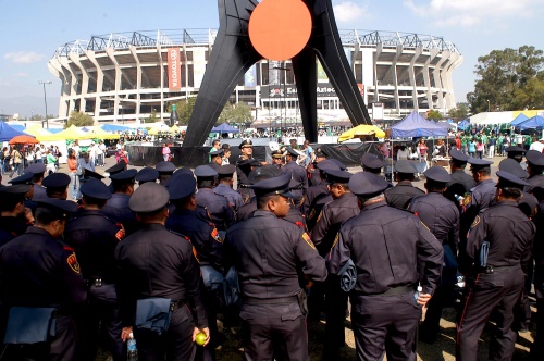 La Secretaría de Seguridad Pública del Distrito Federal (SSPDF) puso en marcha su operativo especial de vigilancia y vialidad a cargo de dos mil 175 policías, con motivo del partido que disputarán las selecciones de México y Estados Unidos.