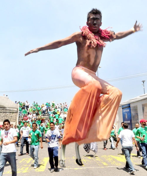 Los presentes esperan la victoria del 'Tri' para desbordarse en festejos en el Ángel.