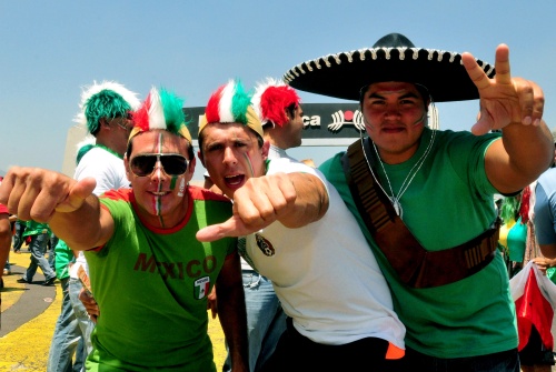 En la explanada se encontraba un mariachi que se arrancó con 'El Rey', para darle un sabor de triunfo a lo que se espera, en la cancha a partir de las 15:00 horas, cuando empiece a rodar el balón.