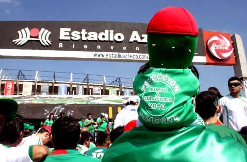 Cientos de aficionados llegaron al Estadio Azteca, donde se jugará el partido clasificatorio al mundial de Sudáfrica 2010, entre la Selección Nacional y la de Estados Unidos.