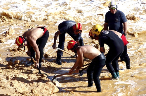 Esta playa es un lugar muy frecuentado por turistas y estaba 'llena de gente' con casi un millar de bañistas a la hora del accidente, según los medios lusos.