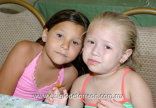 13082009 Giuliana y Ana Pau, en un curso de verano.