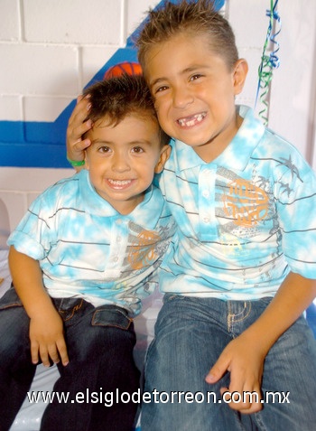 13082009 Manuel y Adrián Ruelas Pérez,  durante su fiesta de cumpleaños.