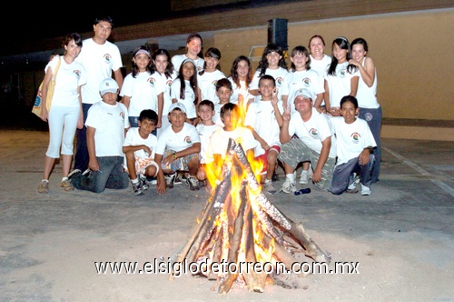 09082009 Niños que integraron los grupos Pumas y Jaguares, los acompañan sus maestros.