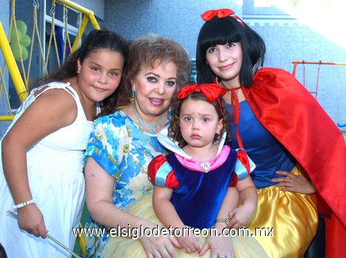 09082009 Fanny Cohn Barraza en su fiesta de tercer cumpleaños junto a su abuelita Coco
Garza y la niña Jimena Cohn y Blanca Nieves.