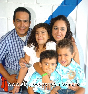 09082009 Una fiesta especial, les organizaron hace unos días a los hermanos JesúsManuel y
AdriánRuelasPérezconmotivode su séptimoytercer cumpleañosde vida, respectivamente.
Organizaron la piñatasuspapás JesúsGuillermoRuelasSalcedoyNormaPérez
deRuelas, así como su hermanaJennifer que decoraron el salón con globos,
muy colorido.Adrián estuvo acompañado de su madrinaMaribelRuelas.