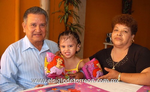 16082009 Frida en compañía de sus abuelitos, Benito Delgadillo Rodríguez y Esperanza Galván Puentes.