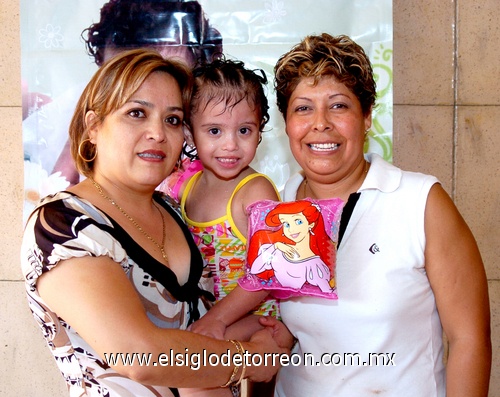 16082009 Acompañan a la cumpleañera, Isabel García y su mamá, señora Claudia Delgadillo.