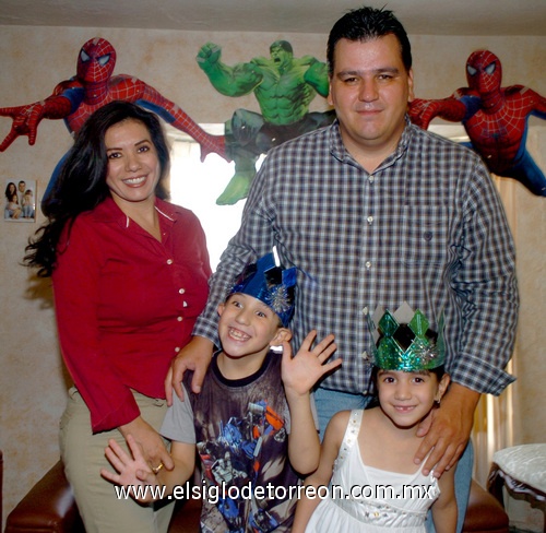 27082009 Fernando Escobedo Ochoa en su fiesta de ocho años junto a sus papás Adriana y Fernando, y su hermanita Bárbara.