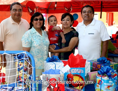 27082009 Salvador Eduardo Lira Martínez en su fiesta de segundo cumpleaños junto a sus abuelos: Sres. Salvador Lira Torres y Adriana Martínez de Lira; Irma Cano de Martínez y Jacinto Martínez Trujillo.