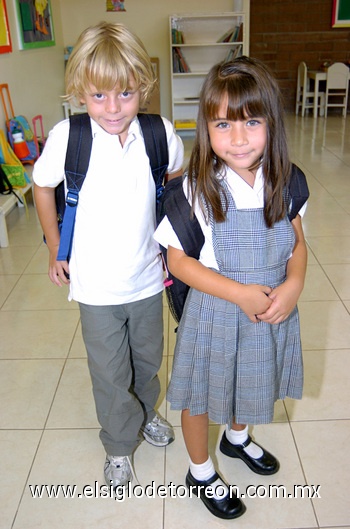 31082009 Carlitos y Fernanda, listos para iniciar un feliz día de clase.