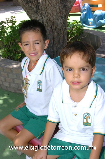 31082009 Diego y Francisco, lucieron sonrientes durante su recreo.