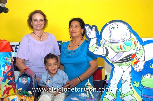 29082009 Roberto Acosta Olguín acompañado de sus abuelas, Sras. Edna Tueme y Andrea Olguín.