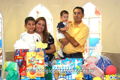 29082009 Ethan Barrientos de la Garza y Enrike Campos de la Garza el día de su cumpleaños junto a Pamela de la Garza Ferrer y César Barrientos de la Garza.