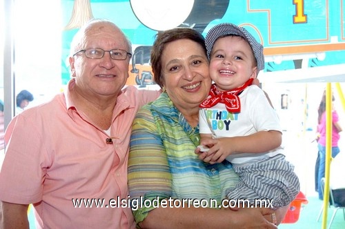 30082009 Abrazando al cumpleañero, sus abuelitos, Sres. Dr. Homero Rivas y María Paz Pizarro de Rivas.