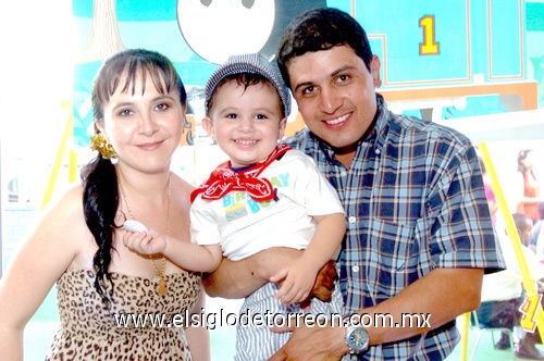 30082009 En familia. El feliz cumpleañero, Alberto Cervantes Rivas y sus papás, Sres. Alberto Cervantes Valles y Mary Paz Rivas de Cervantes.