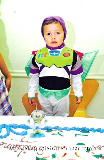 30082009 Diego Emiliano Pérez Lucero fue festejado al cumplir tres años de vida con alegre piñata.