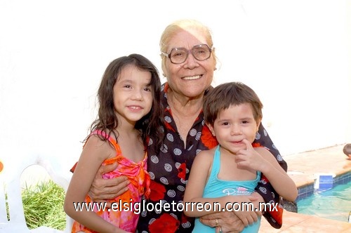 21082009 Ana Sofía y Diana Margarita Murillo Rodríguez, el día de su cumpleaños junto a su abuelita Margarita de Murillo.