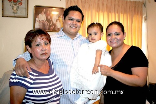 23082009 Regina Michelle Contreras Lara fue festejada en su primer año de vida por su abuela Marisela Lara, su tío Miguel Contreras y su mamá Mayela Contreras.