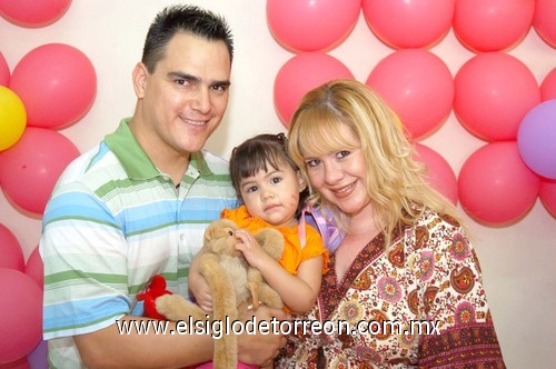 23082009 Bárbara Guzmán García en su piñata de dos años junto a Miguel Valdés y Sandy Guzmán.