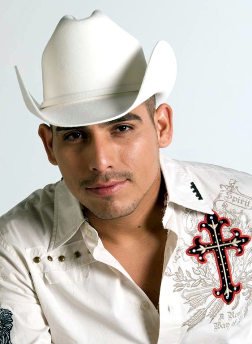 Isidro Chávez Espinoza (Angostura, Sinaloa, México, 29 de octubre de 1981) Más conocido como Espinoza Paz, es un músico y compositor méxicano de música regional. Es actualmente el mejor compositor de musica de banda y norteña en México, aproximadamente a los 11 años escribió su primera canción, cuando se enamoró de una compañera de su escuela.