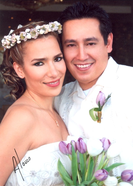 Contrajeron sagrado matrimonio, Dra. Perla del Rocío Montes Sarmiento y Dr. Jorge Alberto Pinedo
Guerrero, en el Santuario de Cristo Rey el 27 de mayo de 2009. 

Alonzo Fotografía