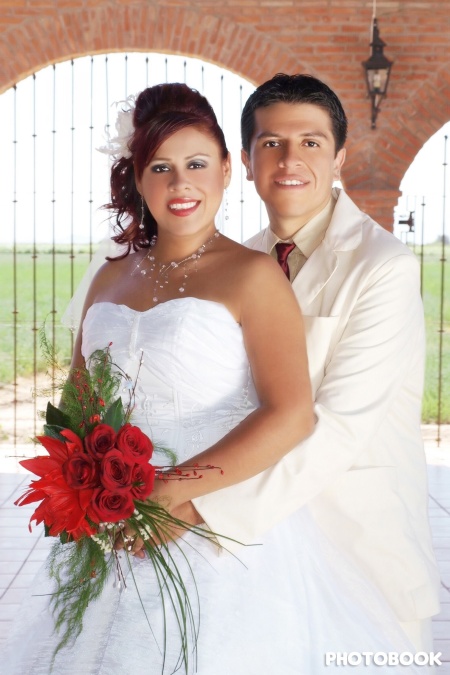 Lic. Maribel Muñoz Díaz e Ing. Gustavo Isaac Vite Adame, contrajeron nupcias, en la iglesia de Nuestra Señora de la Encarnación, el 11 de julio de 2009, en punto de las 13:00 horas.

 Photobook Fotografía