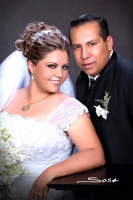 I.Q. Diana Cristina Reyes Cepeda e I.B.Q. Jesús Gerardo Ayabar Martínez, contrajeron sagrado matrimonio
en la capilla Resurrección del Señor del templo del Centro Saulo, el 11 de julio de 2009, en punto de
las 20:00 horas. Ellos son hijos de los Sres. Bulmaro Reyes Barrientos yOlga Cepeda Ramírez; Ramón Gerardo
AyabarMacías yMarcela ConcepciónMartínez Esparza.- Studio Sosa