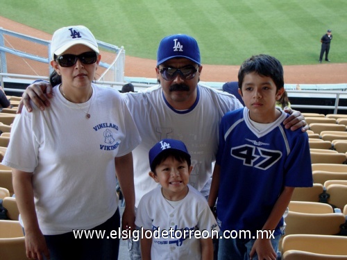 Dr. Benitez Y Familia en Dodger Stadium en los Ángeles Cal. Originario de Bucareli Dgo.