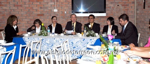 11092009 Alma de López, Pilar Cantú, Rosa María Jaime, el Rector Felipe Pérez Gavilán, Brenda Álvarez y Guillermo Vázquez, durante un desayuno informativo. Emotivo momento en el que se bendicen las nuvas instalaciones para los talleres de Ingenierías y Diseño.