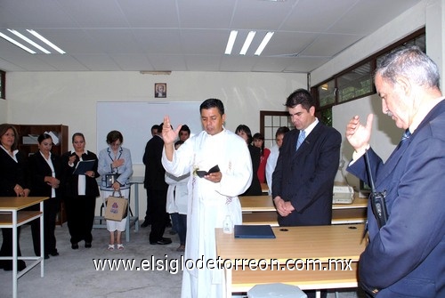 11092009 Alma de López, Pilar Cantú, Rosa María Jaime, el Rector Felipe Pérez Gavilán, Brenda Álvarez y Guillermo Vázquez, durante un desayuno informativo. Emotivo momento en el que se bendicen las nuvas instalaciones para los talleres de Ingenierías y Diseño.