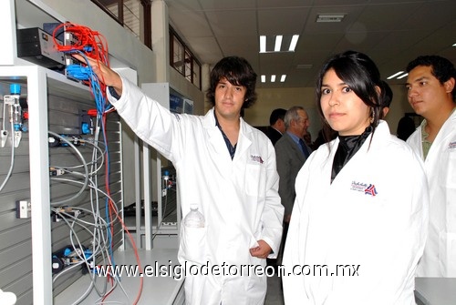 11092009 Una muestra en el nuevo Taller de Electrónica.