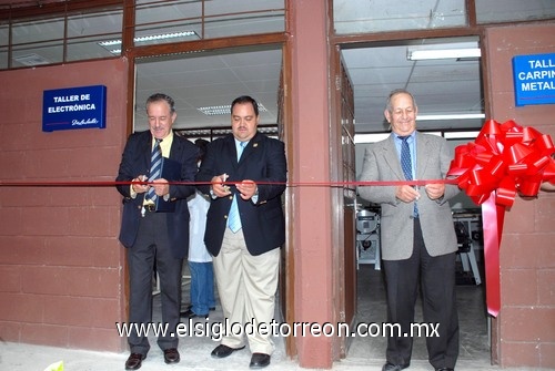 11092009 El Rector de la Universidad La Salle Laguna Felipe Pérez Gavilán, acompañado por el personal de la institución, quienes realizaron el tradicional corte del listón, que dió por inaugurados los talleres para las carreras de Electromédica y Mecatrónica.