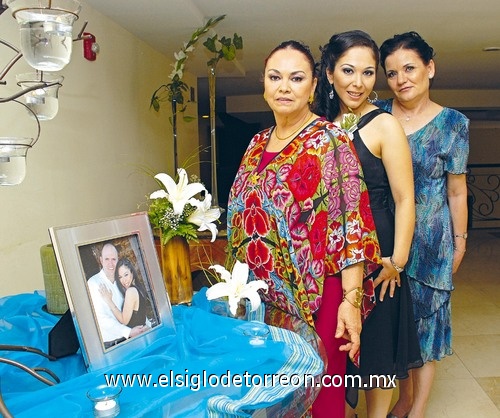 11092009 Maru Romo de Gardea, la festejada Maru Gardea Romo y Leticia Menchaca de González. Karina Landeros de Atilano y Alejandra Cabrera de Zarzosa.