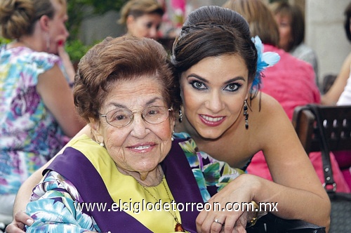 11092009 
Mercedes de la Fuente de Flores con su nieta Marthy Dávila Flores, durante su fiesta de soltera.