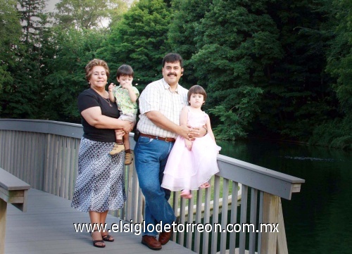 Maestra Irma Martínez en la ciudad de Grand Rapids, Mi visitando a su hijo el Arq. Oscar C. Ramírez Martínez y a sus nietos residentes de esa ciudad desde 1999. Calvin College Garden. Julio del 2009