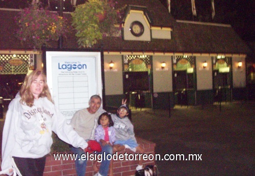 Rubén  Zamarrón y sus hijos Rubén y Yamileth en el parque de diversiones laggon en el estado Utah, USA