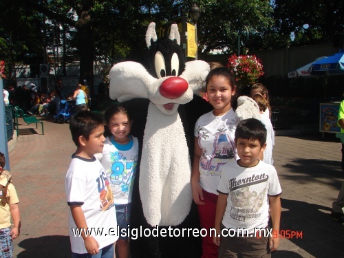 De Torreón Coah. Jair y Xitlalic Ballesteros, con sus primas Joceline y Rachel Ballesteros y el niño Víctor Treviño disfrutando de las vacaciones de verano en Six Flags en Arlington, Tx