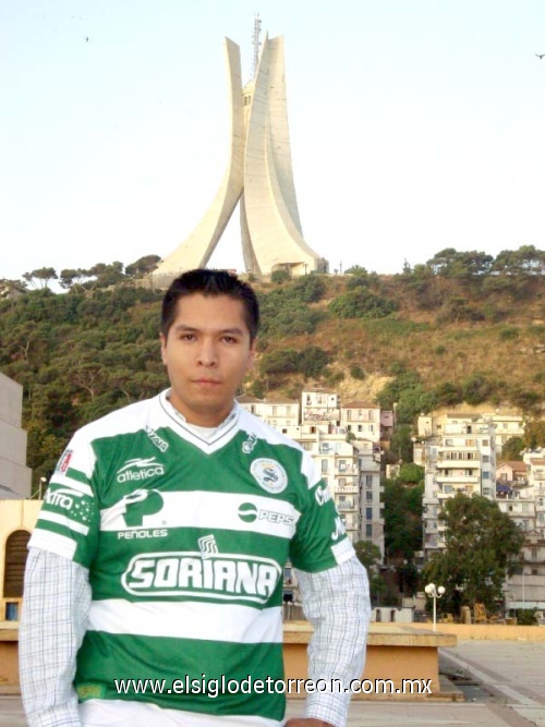 Iván Obregón en el Monumento de los Mártires, en la ciudad de Argel, Argelia. Julio de 2009